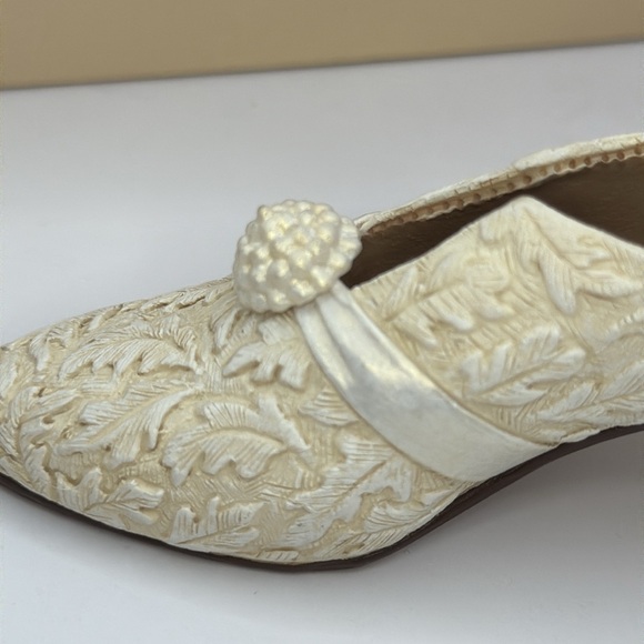 Just The Right Shoe by Raine “I Do” Circa 1990 Item 25031 Ivory Leaf Relief - Picture 4 of 12